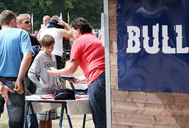 Merchandisingshop von RB Leipzig Rasenball Rasenballsport Red Bull namens Bullshop, ,