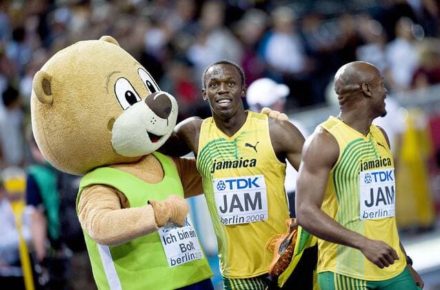 Usain BOLT albert mit Maskottchen Berlino rum , der ein Shirt mit Ich bin ein Bolt traegt, re. Asafa POWELL, JAM, 1.Platz, Sieger, 4 x 100m Finale der Maenner am 22.08.2009 12. IAAF Leichtathletik WM Berlin 2009ª , vom 15.08. - 23.08.2009 in Berlin Deutschland.