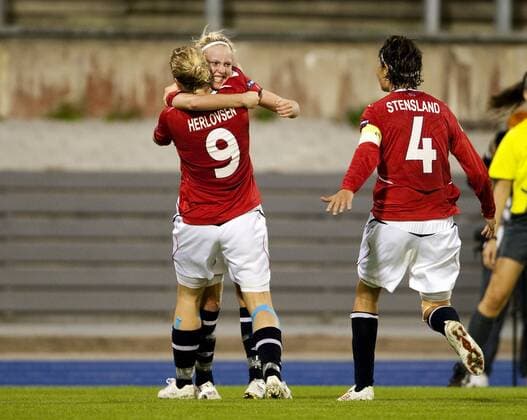 Cecilie Pedersen (Norway, C) - Womens EURO 2009 in Lahti xVIxMaurixForsblomxIVx o0 Jubel, Freude o00 Nationalteam, Frauenfußball, Länderspiel