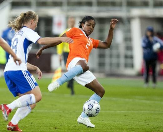 Dyanne Bito (Holland, R), Linda Sällström (Finland) - Womens EURO 2009 in Lahti xVIxMaurixForsblomxIVx o00 Nationalteam, Frauenfußball, Länderspiel