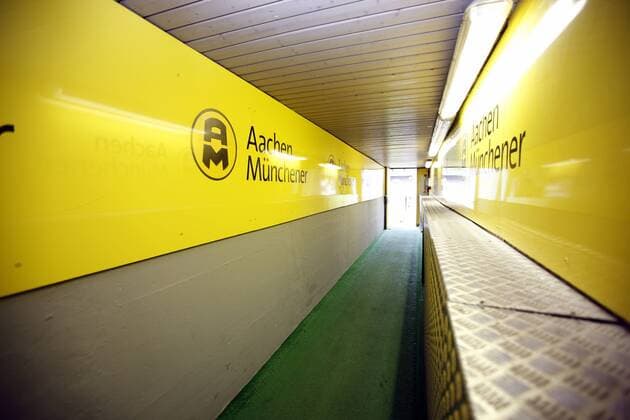 Fußball, Stadiongeschichte Alemannia Aachen Erik Meijer führt durch das alte Stadion am Tivoli in Aachen am 03.06.2009. Der Spielertunnel. Totale