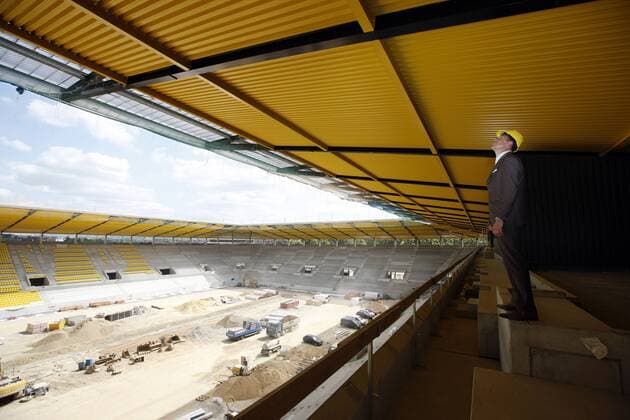 Fußball, Stadiongeschichte Alemannia Aachen Erik Meijer führt durch die Baustelle des neuen Stadion am Tivoli in Aachen am 03.06.2009. Totale