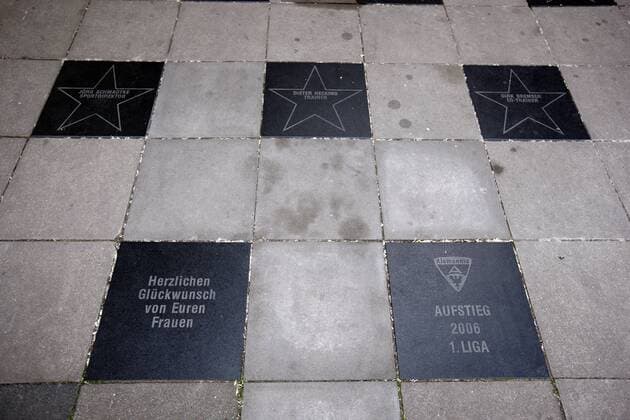 Fußball, Stadiongeschichte Alemannia Aachen Altes Stadion am Tivoli in Aachen am 03.06.2009. Der Eingangsbereich des Stadions als Walk of Fame. Totale