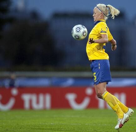 Caroline Seger - Sweden (yellow) vs England 2009 xVIxMaurixForsblomxIVx