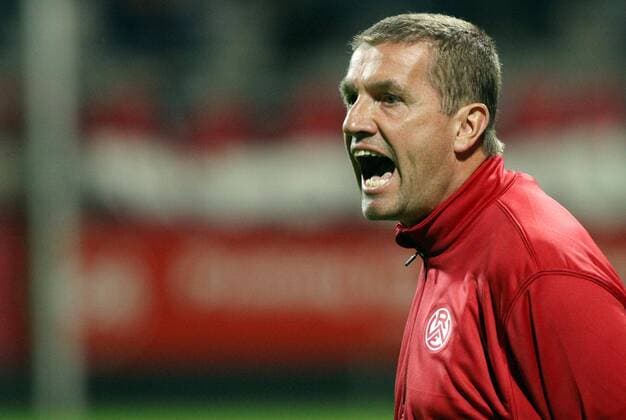 Thomas Strunz (Manager RW Essen) gibt Anweisungen an seine Mannschaft. o0 Rot Weiss, RWE