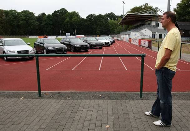 Markranstädt, Stadion am Bad, 03.09.2009, Fußball, NOFV Oberliga Süd RasenBall Leipzig, Audi Übergabe an RB Leipzig, , RasenBall Leipzig Trainer Tino Vogel bewundert die neue Audi-Flotte des Vereins