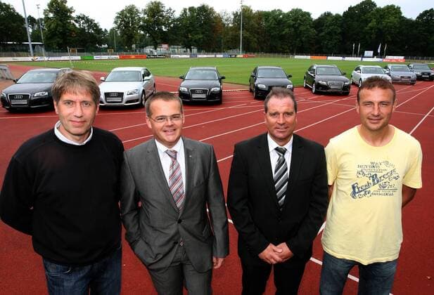 Markranstädt, Stadion am Bad, 03.09.2009, Fußball, NOFV Oberliga Süd RasenBall Leipzig, Audi Übergabe an RB Leipzig, , Im Foto v.l: Übergabe an Joachim Krug (li., direktor RBL) durch Peter Pöheim (2.v.l., GF Audi Zentrum Leipzig) neben Roberto Ulbricht (2.v.re., VL Audi Zentrum Leipzig) und RBL Trainer Tino Vogel (re.)