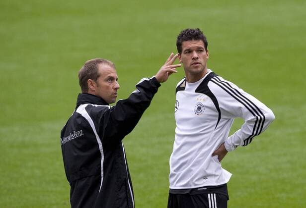 Fussball International Nationalmannschaft Training Co Trainer Hans Dieter FLICK (li) im Gespräch mit Michael BALLACK (re, beide GER).  Hansi