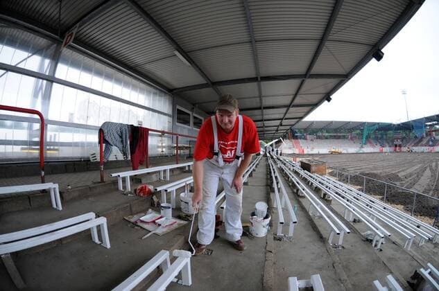 2. Liga,, 1. FC Union Berlin, Umbau, Bauarbeiten, Modernisierung im Stadion An der Alten Försterei, Alte Försterei, Stadionbauer beim Streichen auf der Haupttribüne, 25.06. 2009, o0 Sanierung, Stadionsanierung o00 Freiwillige Helfer Fans