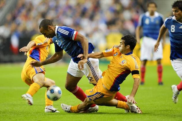 FRANKREICH (blau) RUMÄNIEN - 05.09.2009 - THIERRY HENRY (L) VASILIE MAFTEI --- JBAutissier --- 