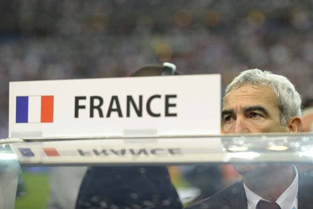 FRANKREICH (blau) RUMÄNIEN - 05.09.2009 - Trainer Raymond Domenech (FRA) --- JBAutissier ---  o0 Perspektive Schriftzug o00 Nationaltrainer