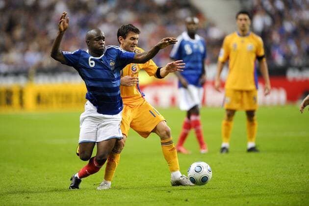 Lassana Diarra (FRA, r.) Romeo SURDU (Romania) JBAutissier 