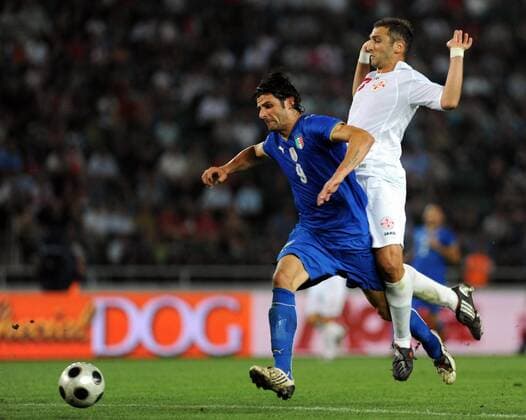 Vincenzo Iaquinta (L) of Italy passes the ball 