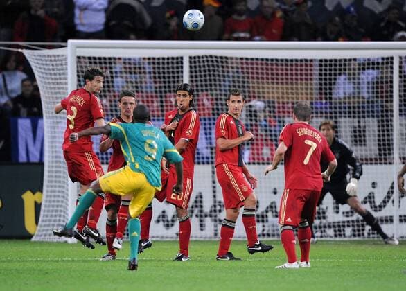 Fussball Nationalmannschaft : Freistoss Katlego Mphela (Südafrika) über die deutsche Mauer, v.li.: Arne Friedrich, Christian Gentner, Sami Khedira und Miroslav Klose 