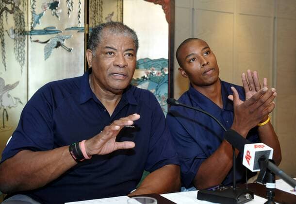 NBA player Caron Butler of the Washington Wizards, right, and NBA Hall of Fame center Wes Unseld are seen during a press conference in Shanghai, China,  pau308290_11 o0 PK, Pressetermin