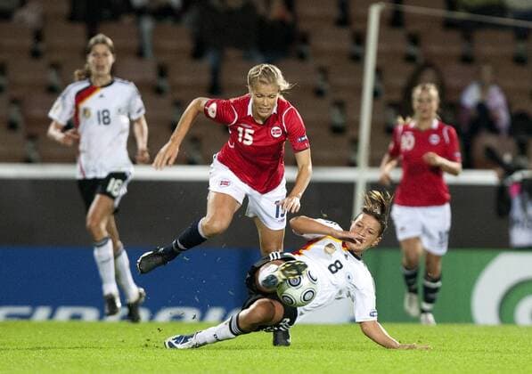 Hedda Strand Gardsjord (NOR, L), Inka Grings (GER, R) - xVIxMaurixForsblomxIVx o0 Frauenfußball, Aktion