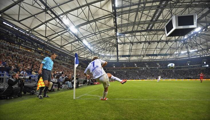 Lewis Holtby (FC Schalke 04) o00 VeltinsArena Aktion Dach Dachkonstruktion zu geschlossen