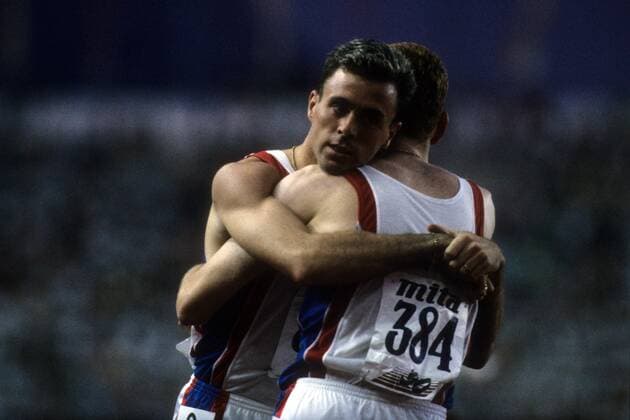 Europameister Tom McKean (li.) und David Sharpe (beide Großbritannien) jubeln über ihren Doppelsieg über die 800m der EM 1990 in Split Leichtathletik EM Herren EM 1990, Nationaltrikot, Gruppe Split Glück, Harmonie, Freude, Kameradschaft,