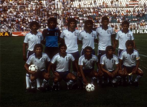 Mannschaftsfoto El Salvador mit Torwart Luis Mora, Mario Castillo, Jose Jovel, Carlos Recinos, Joaquin Ventura, Jose Rugamas, Francisco Hernandez, Jose Huezo, Jorge Gonzalez, Jose Rivas, Jaime Rodriguez Fußball WM Herren WM 1982, Länderspiel, Nationalteam, Nationaltrikot, Gruppe Elche