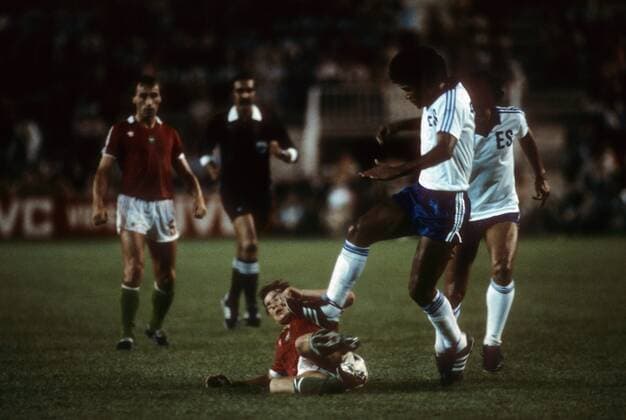 Harter Zweikampf im Spiel der WM von 1982 zwischen El Salvador (in Weiß Blau) und Ungarn Fußball WM Herren WM 1982, Länderspiel, Nationalteam, Ungarn - El Salvador 10:1 Gruppe Elche Dynamik, Kampf,