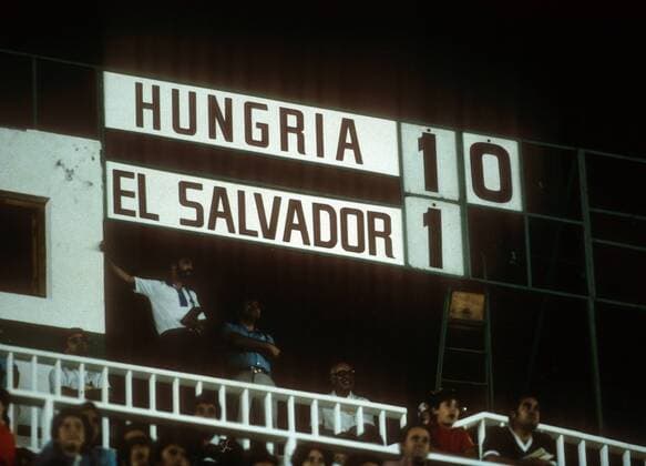 Die Anzeigetafel in Elche zeigt das erstaunlich eindeutige Ergebnis: Ungarn schlägt bei der WM 1982 El Salvador mit 10:1 Fußball WM Herren WM 1982, Länderspiel, Nationalteam, Ungarn - El Salvador 10:1 Einzelbild Elche