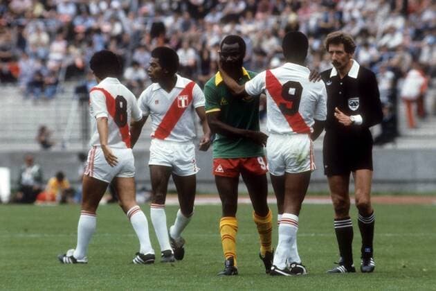 FIFA Schiedsrichter Franz Wöhrer (Österreich, re.) neben den beiden Neunern Julio Cesar Uribe (Peru, 2. v. re.) und Roger Milla (Kamerun, Mitte) Fußball WM Herren WM 1982, Länderspiel, Nationalteam, Nationaltrikot, Peru - Kamerun 0:0 Gruppe La Coruna Harmonie, Kameradschaft,