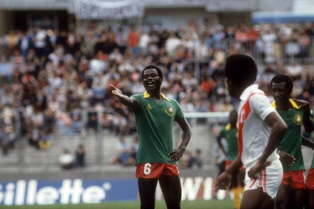 Emmanuel Kunde (Kamerun, li.) beschwert sich Fußball WM Herren WM 1982, Länderspiel, Nationalteam, Nationaltrikot, Peru - Kamerun 0:0 Gruppe La Coruna Enttäuschung, Spannung, Ungeduld,