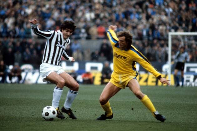 Zbigniew Boniek (Juventus Turin, li.) im Duell Fußball Herren Serie A 1983 1984, 1. Italienische Liga, Juventus Turin, Juve Gruppe Aufnahmedatum geschätzt Dynamik,