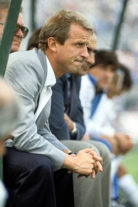 Trainer Giovanni Trapattoni (Juventus Turin) skeptisch Fußball Herren Serie A 1983 1984, 1. Italienische Liga, Juventus Turin, Juve Einzelbild Aufnahmedatum geschätzt Enttäuschung, Skepsis, Spannung, Nachdenklichkeit,