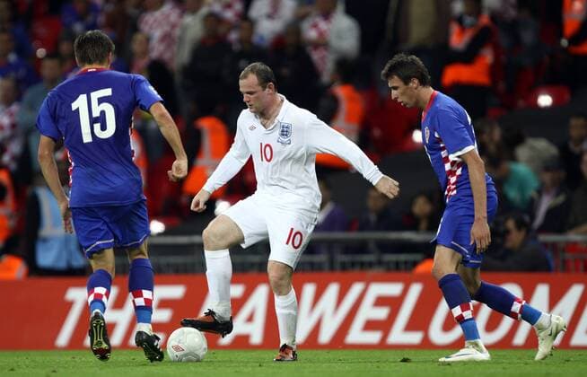 Ognjen Vukojevic (Croatia, L), Wayne Rooney (England, M) Mario Mandzukic (Croatia). 