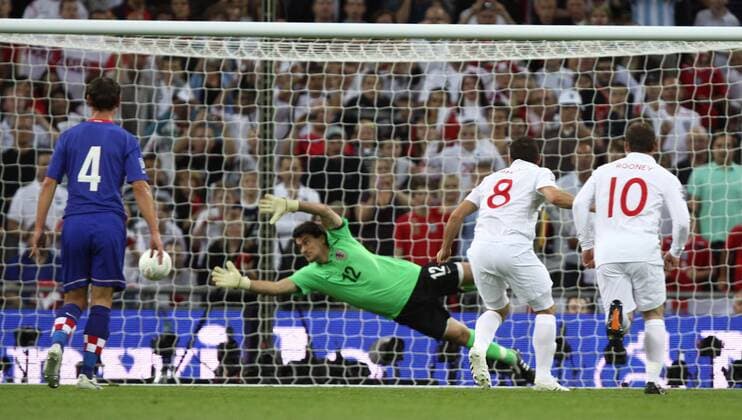 Frank Lampard (8)scores the first England goal, Keeper Vedran Runje (Croatia) - 