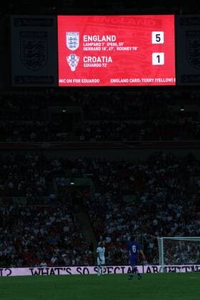 5:1 Endstand bei der Partie England vs. Kroatien in London -  o0 Totale, Anzeigetafel, Anzeige, Tafel, Stadionanzeige, Wembley Stadium Wembleystadion o00 Objekt