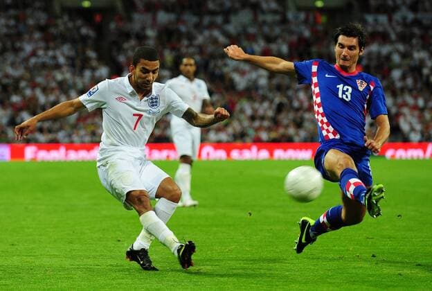 Aaron Lennon (England, li.) gegen Nikola Pokrivac (Kroatien) EDITORIAL USE ONLY. No use with unauthorised audio, video, data, fixture lists, club league logos or live services. Online in-match use limited to 120 images, no video emulation. No use in betting, games or single club league player publications.