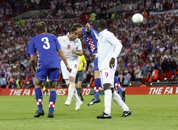 Frank Lampard (England, 2.v.li.) erzielt das 2:0 EDITORIAL USE ONLY. No use with unauthorised audio, video, data, fixture lists, club league logos or live services. Online in-match use limited to 120 images, no video emulation. No use in betting, games or single club league player publications. o0 England - Kroatien, Tor