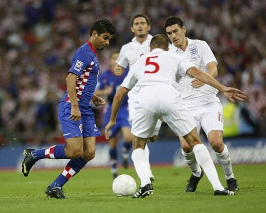 Eduardo (Kroatien, li.) im Duell EDITORIAL USE ONLY. No use with unauthorised audio, video, data, fixture lists, club league logos or live services. Online in-match use limited to 120 images, no video emulation. No use in betting, games or single club league player publications. o0 England - Kroatien