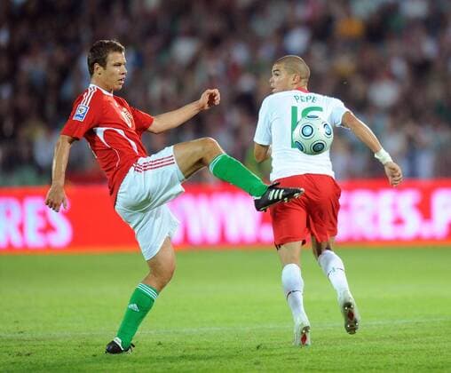 Krisztian Vadocz (HUN, links) gegen Pepe (POR) 