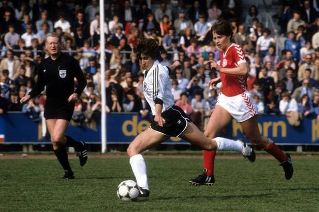 Birgit Bormann (Mitte), li. FIFA Schiedsrichter Jan Redelfs (beide BR Deutschland) Fußball Länderspiel Damen Nationalteam 1983, Nationaltrikot, Frauenfußball, Frauen, BRD - Dänemark 1:1 Gruppe Delmenhorst Dynamik,