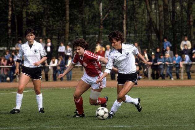 Doris Kresimon (BR Deutschland, re.) im Duell Fußball Länderspiel Damen Nationalteam 1983, Nationaltrikot, Frauenfußball, Frauen, BRD - Dänemark 1:1 Gruppe Delmenhorst Dynamik,