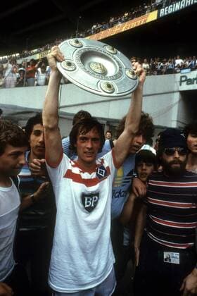 Bernd Wehmeyer präsentiert die Meisterschale - der HSV ist Deutscher Meister der Saison 1982 1983 Fußball 1. BL Herren Saison 1982 1983, Hamburger SV, HSV, Hamburg, Deutscher Meister, Deutsche Meisterschaft Gruppe Gelsenkirchen Freude,