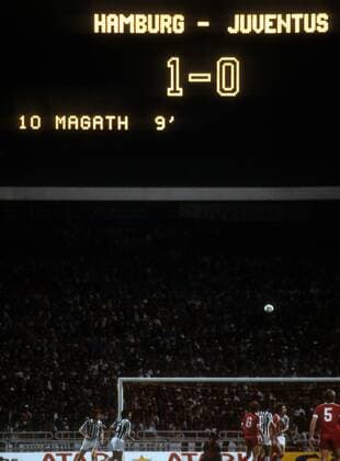 Anzeigetafel zeigt während des Finals des Europapokals der Landesmeister 1982 1983 in Athen den Zwischenstand von 1:0 für den HSV gegen Juventus Turin, Torschütze nach 9 Minuten war Felix Magath (HSV) Fußball EC 1 Herren Europapokal der Landesmeister 1982 1983, Finale, Hamburger SV - Juventus Turin 1:0, Juve HSV Hamburg Totale Athen