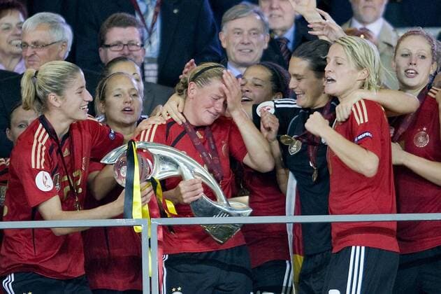 Europameister Siegerehrung, Kerstin STEGEMANN mit dem Pokal (GER) , mit v.li. Bianca SCHMIDT, Babett PETER, STEGEMANN , Celia OKOYINO DA MBABI, Nadine ANGERER, Saskia BARTUSIAK, Kim KULIG , o00 Jubel Freude