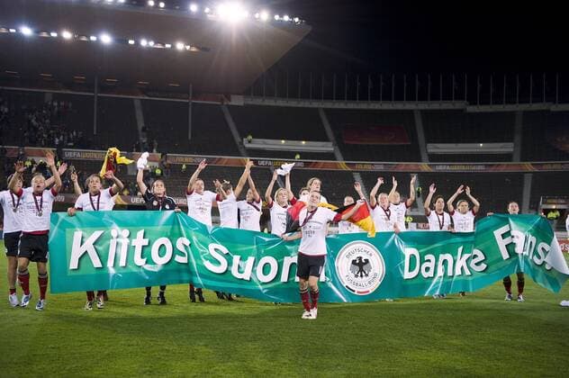 Europameister Deutschland, Spielerinnen tanzen auf der Ehrenrunde, hinter einem Plakat Danke Fans o00 Jubel Freude