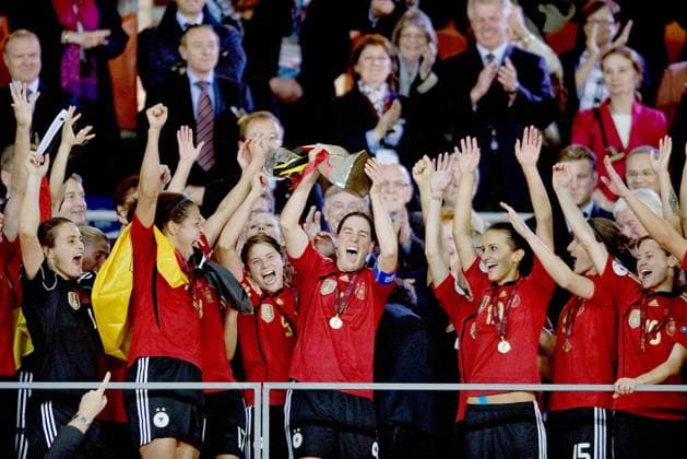 Europameister Siegerehrung, jubelnd hält Birgit PRINZ (GER) umgeben von ihren Mitspielerinnen den Pokal hoch, mit v.li. Nadine ANGERER, Celia OKOYINO DA MBABI, Annike KRAHN, Prinz, Fatmire BAJRAMAJ, Martina MÜLLER, o00 Jubel Freude