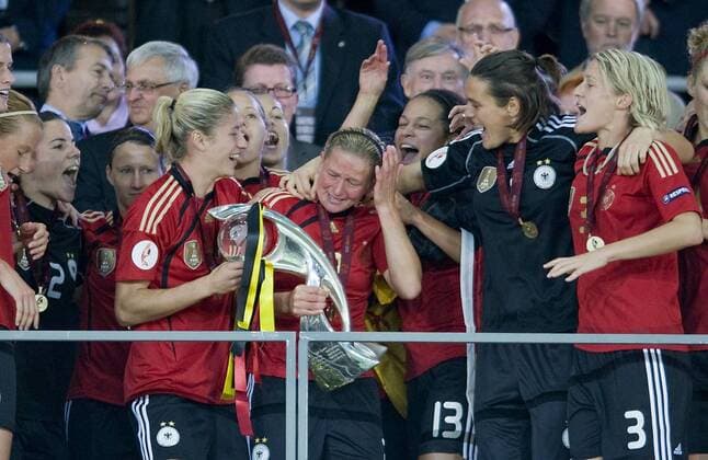 Europameister Siegerehrung, Kerstin STEGEMANN mit dem Pokal (GER), mit v.li. Bianca SCHMIDT, TEGEMANN , Celia OKOYINO DA MBABI, Nadine ANGERER, Saskia BARTUSIAK, Kim KULIG , o00 Jubel Freude