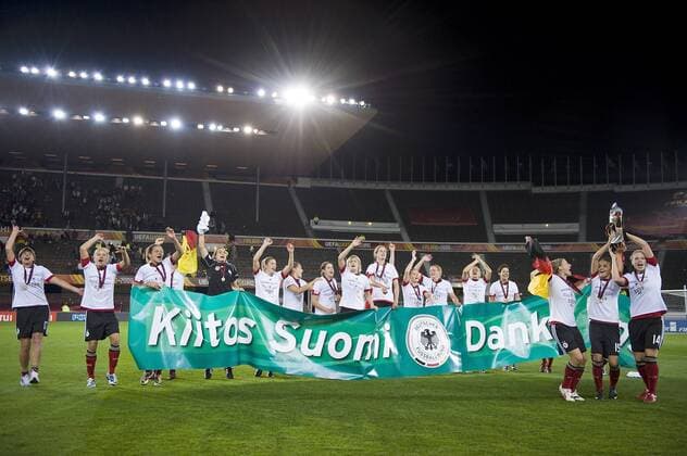 die SPielerinnen tanzen auf der Ehrenrunde, hinter einem Plakat Danke Fans, halten den Pokal hoch, Europameister GER o00 Jubel Freude