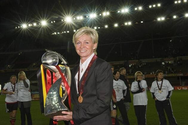 Trainerin, Bundestrainerin Silvia NEID , Deutschland, Trainer, mit dem Europameister Pokal, o00 Jubel Freude