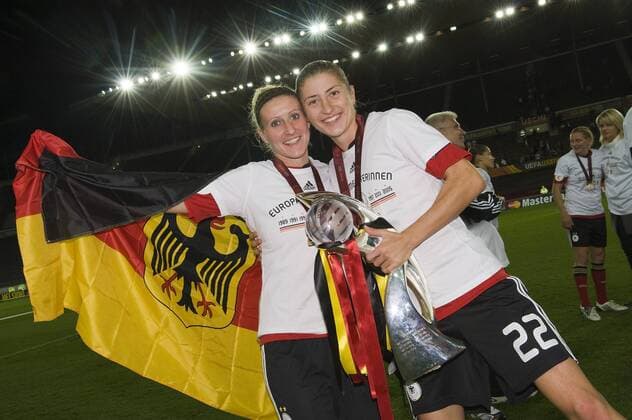 Anja MITTAG li. und Bianca SCHMIDT (Deutschland) jubeln mit dem Europameister Pokal, o00 Jubel Freude