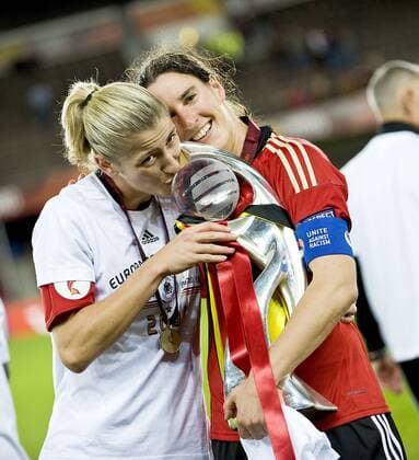 Birgit PRINZ re. und Bianca SCHMIDT (Deutschland) jubeln mit dem Europameister Pokal o00 Jubel Freude