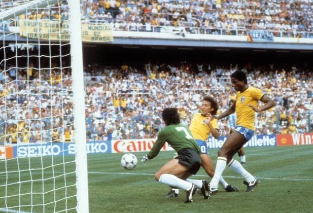Torwart Ubaldo Fillol (Argentinien, li.) gegen Zico (Mitte) und Serginho (beide Brasilien) Fußball WM Herren WM 1982, Länderspiel, Nationalteam, Nationaltrikot, Argentinien - Brasilien 1:3 Gruppe Barcelona Dynamik, Abwehr, Kampf,
