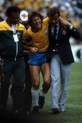 Zico (Brasilien) wird verletzt vom Platz geführt Fußball WM Herren WM 1982, Länderspiel, Nationalteam, Nationaltrikot, Gruppe Barcelona